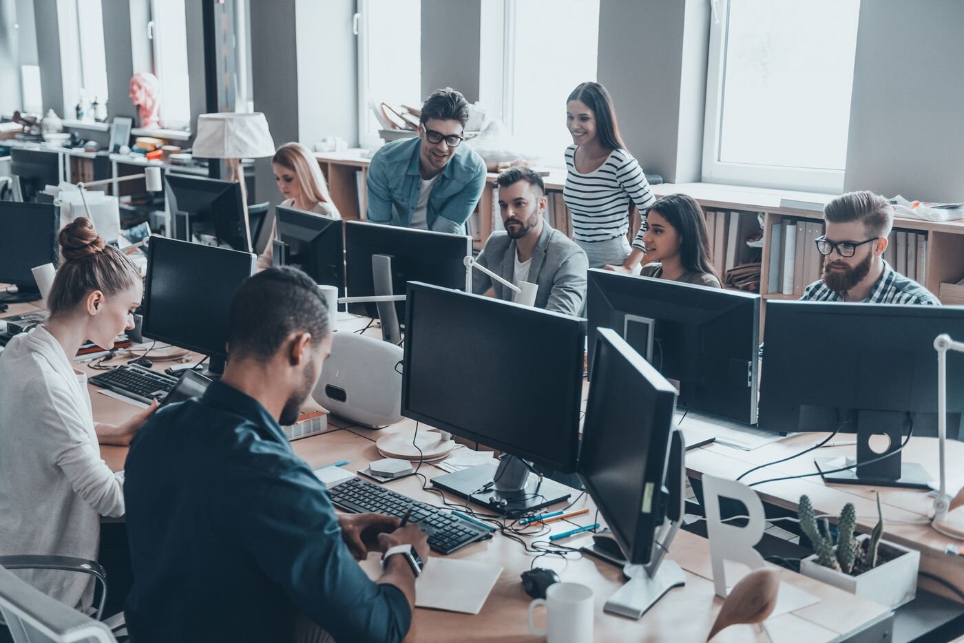 Une équipe au travail dans les bureaux d'une entreprise