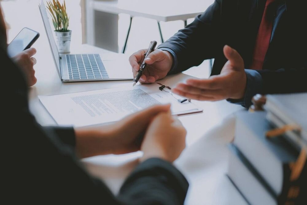 Un conseiller 570easi en rendez-vous