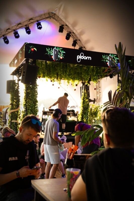 DJ na pódiu na festivalu v Ploom zóně