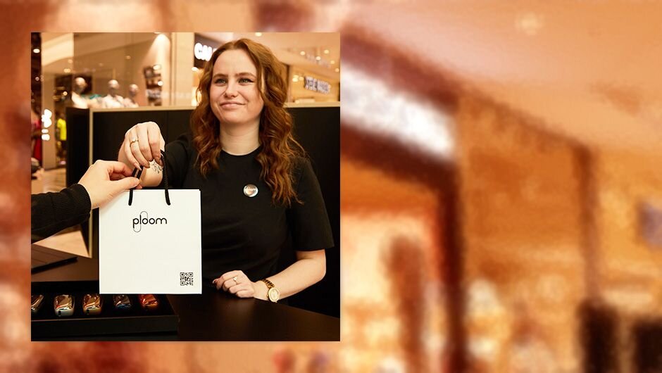 Hosteska předává tašku Ploom zákazníkovi