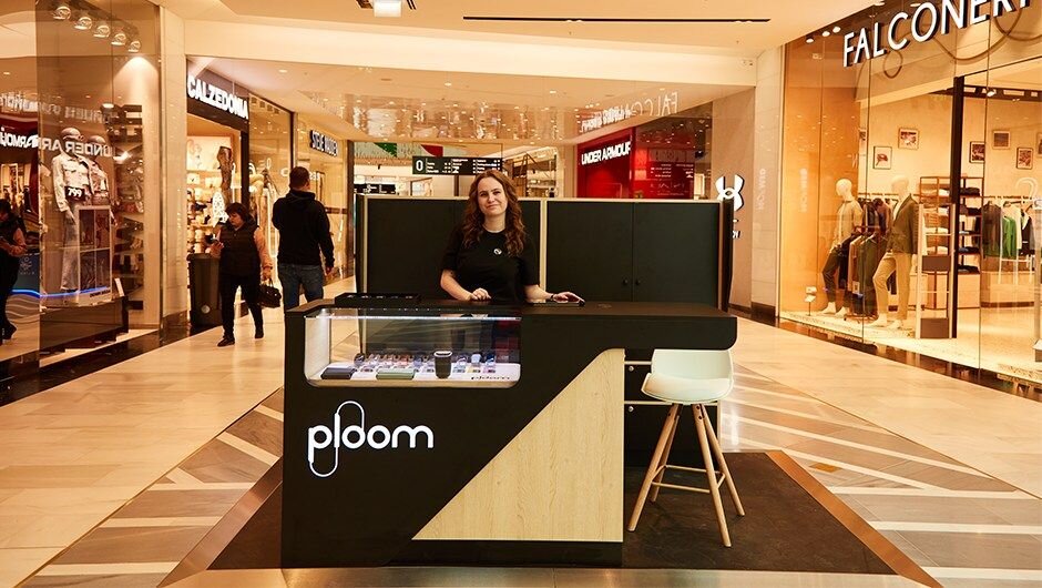 Ploom promotérka v obchodním centru Westfield Chodov u kiosku Ploom