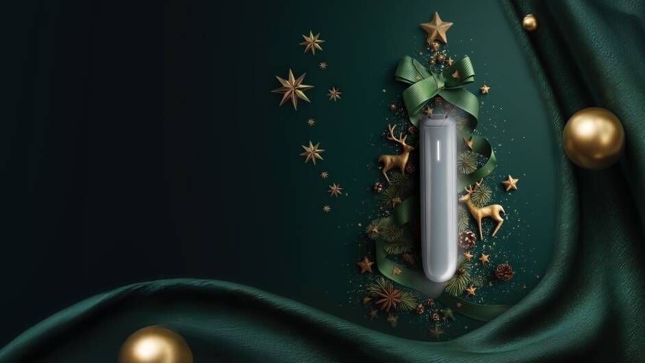 Ploom Aura na vánočním pozadí