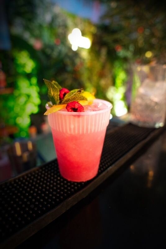 Růžový koktejl na baru v ploom zóně