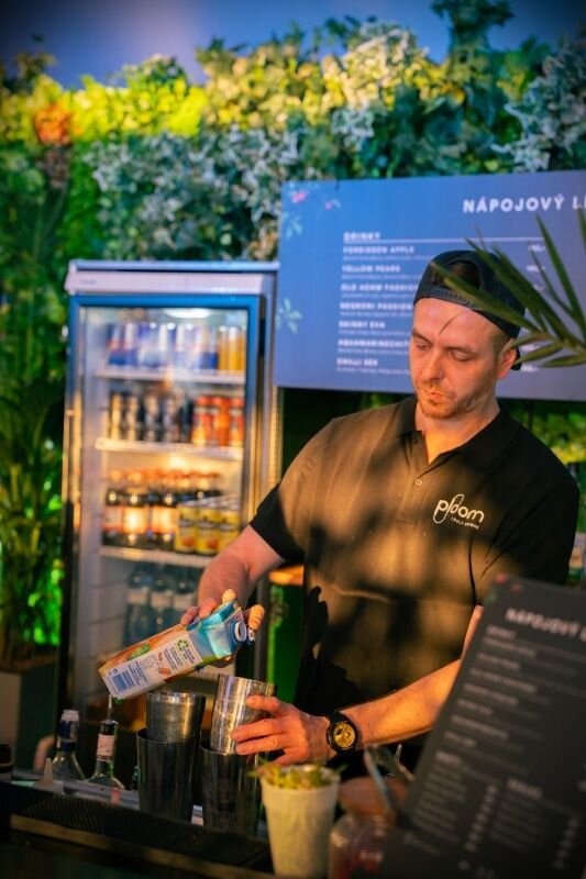 Barman Ploom míchá drinky pro hosty v ploom zóně
