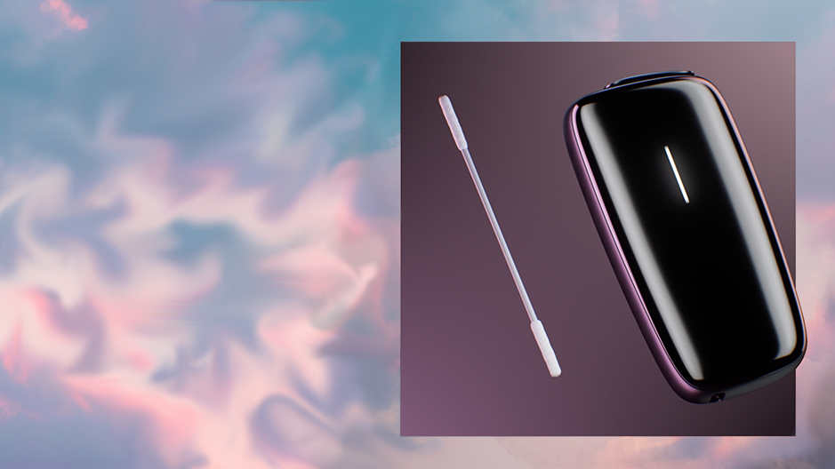 Čistící tyčinka a černé zařízení Ploom X Advanced na fialovém pozadí.