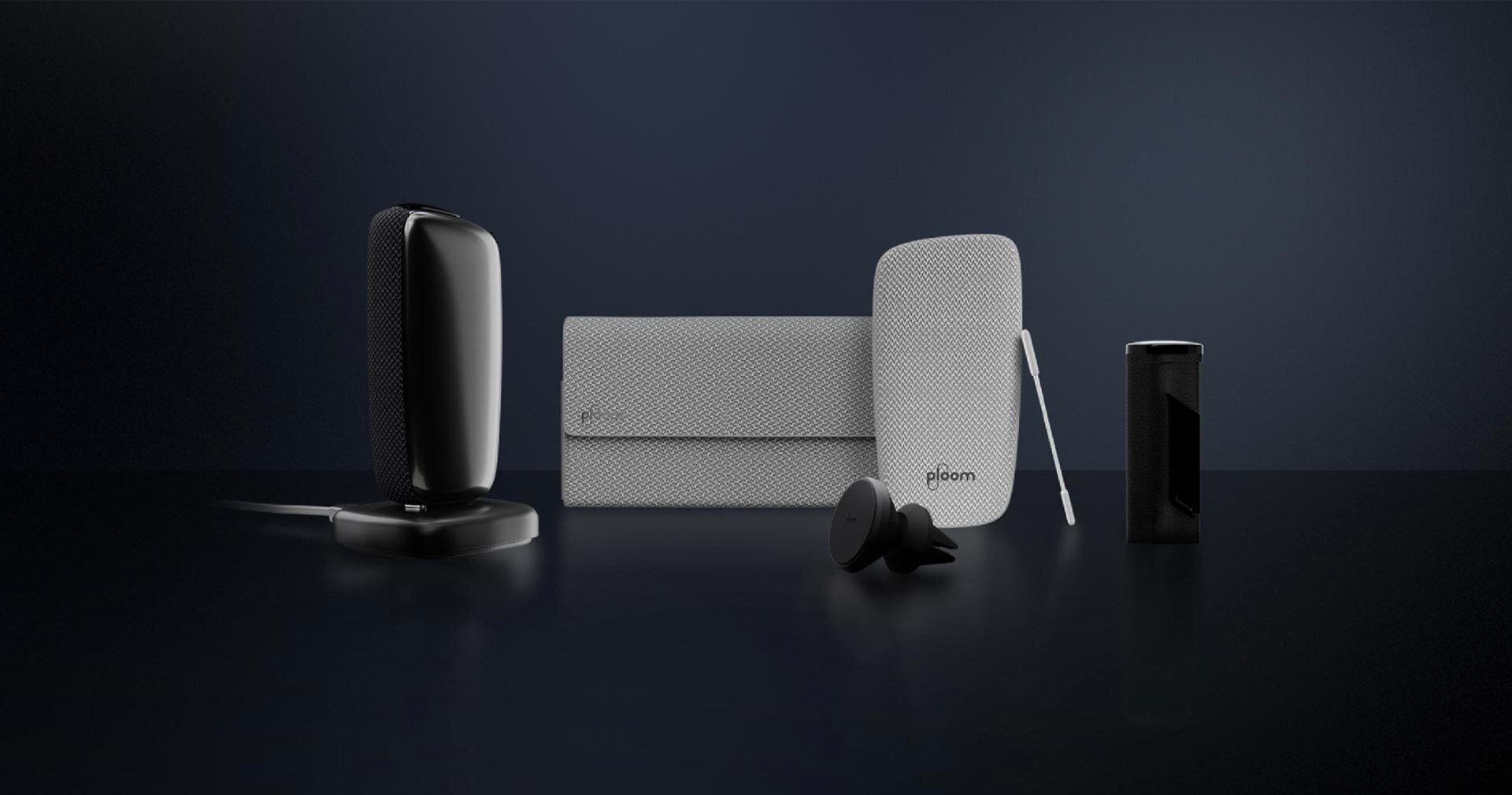 Příslušenství - šedé pouzdro, látkový kryt, čistící tyčinka, nabíjecí stanice, držák do auta a přenosná dóza.