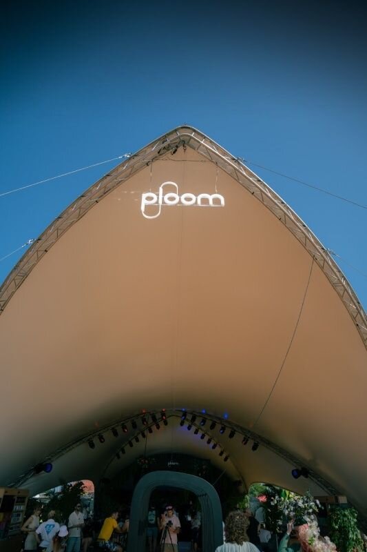 Designový stan ploom, který lze vidět na festivalech