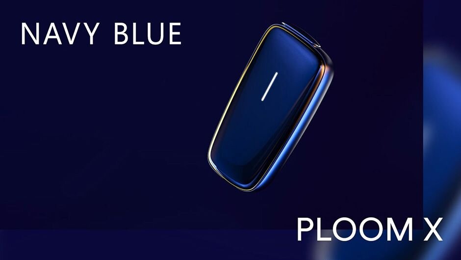 Navy Blue zařízení Ploom na modrém pozadí