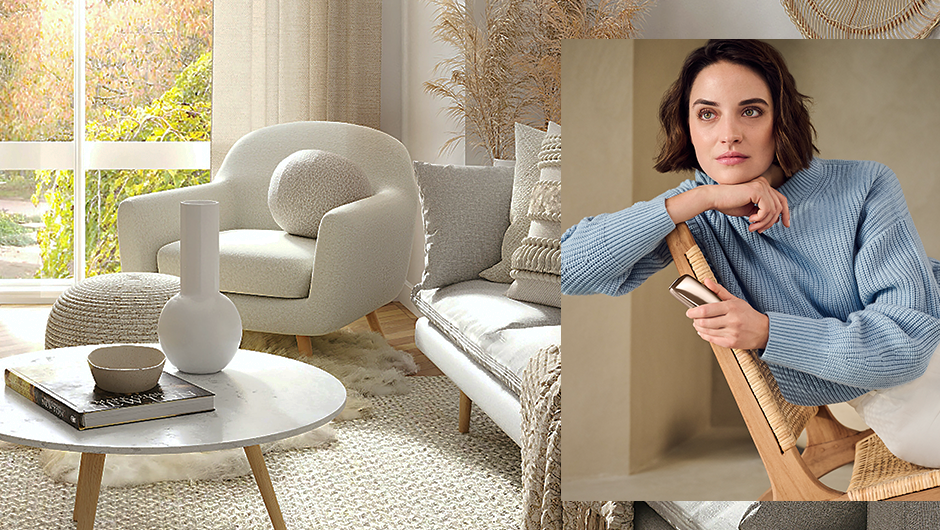 Béžový interiér obývacího pokoje a žena v modrém svetru na křesle držící Ploom X