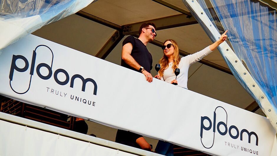 Dva návštěvníci festivalu v Ploom zóně popíjejí prosecco