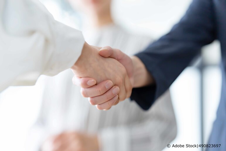 Handschlag zwischen Partnern