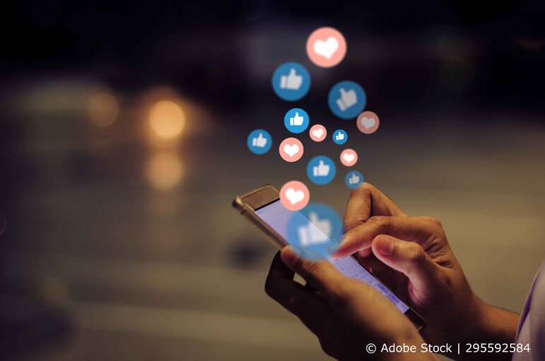 Smartphone mit positive Social Media Benachrichtigungen