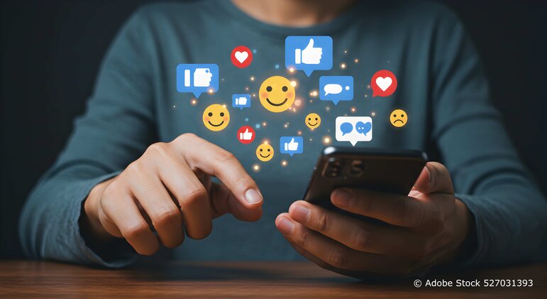 Eine Person bedient ein Smartphone, während auf dem Display digitale Interaktionen erscheinen.