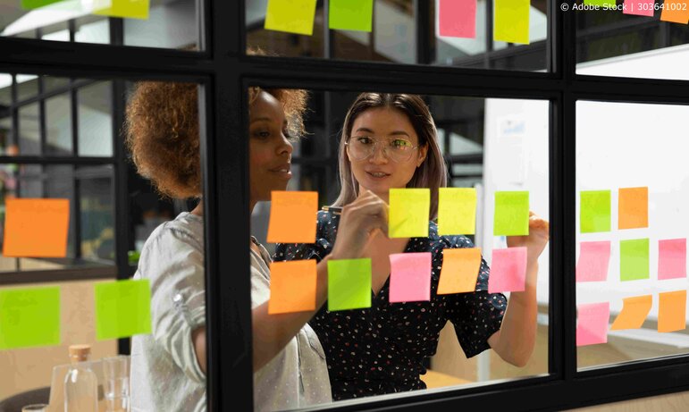 Zwei Personen die agil mit Post Its arbeiten