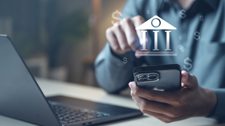 Ein Unternehmer analysiert wichtige Finanzdaten, um Wachstumsmöglichkeiten zu erkennen und seinen Erfolg zu steigern.