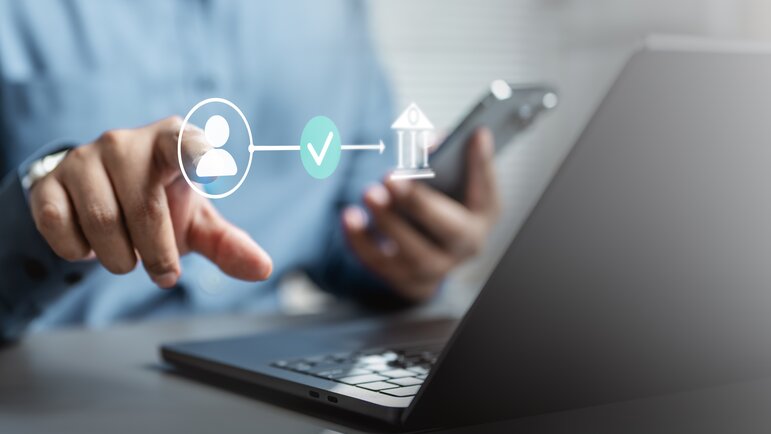 Ein Unternehmer wertet seine Umsätze, Gewinne und Finanzdaten aus.