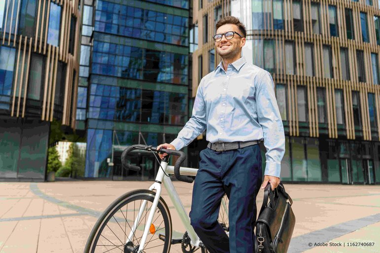 Ein Mitarbeiter neben einem Fahrrad