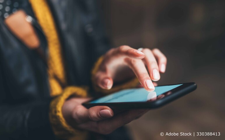 Person schneidet Video mit einem Smartphone
