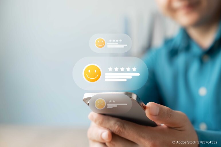 Feedback Benachrichtigungen, die auf einem Smartphone abgebildet sind.