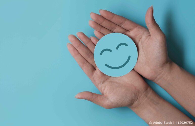 Hände welche einen Lächelnden Smiley tragen.