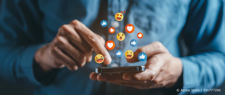 Smartphone mit positiven Emojis zu Social Media Apps