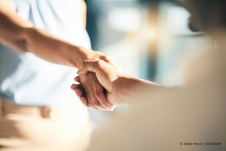 Nahaufnahme eines Handschlags zwischen zwei Personen als Symbol für Partnerschaft, Zusammenarbeit und Vertrauen.