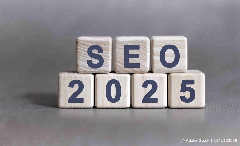 Bauklötze mit der Aufschrift "SEO 2025"