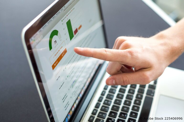 Ein Laptop zeigt ein übersichtliches Dashboard mit SEO-Kennzahlen.