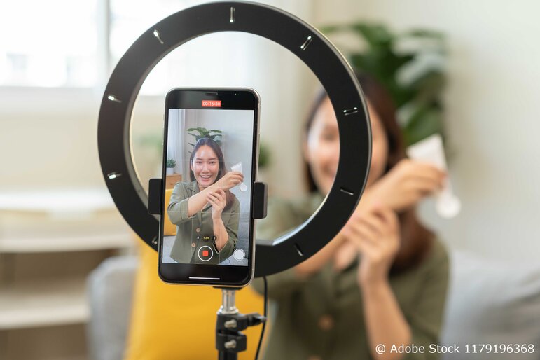 Frau erstellt Content