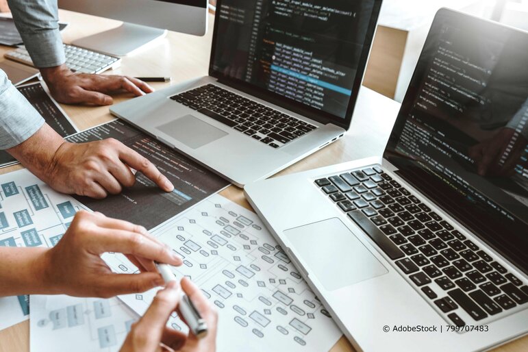 Team arbeitet gemeinsam an der Entwicklung und Optimierung moderner Softwarelösungen.