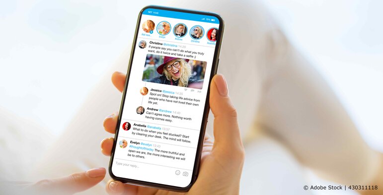 Smartphone mit Übersicht über Social Media App