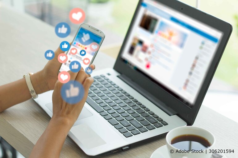 Handy mit positiven Emojis und Bewertungen