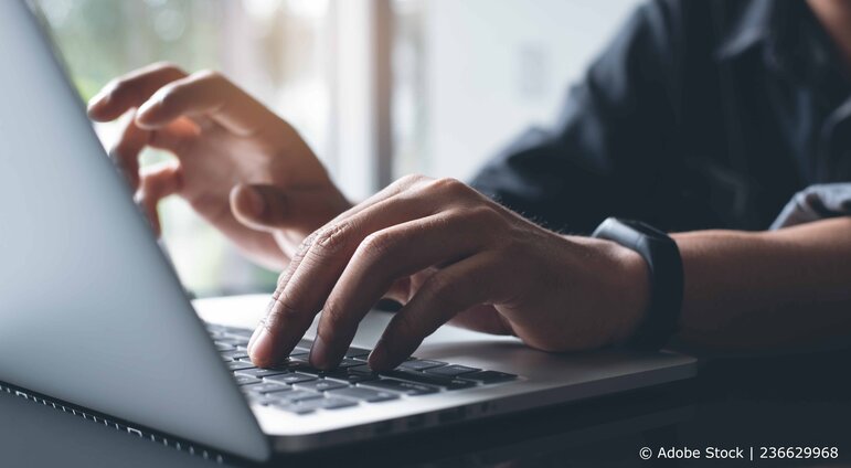 Person arbeitet an einem Laptop