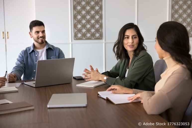 Motivierte Kollegen im dynamischen Gespräch.