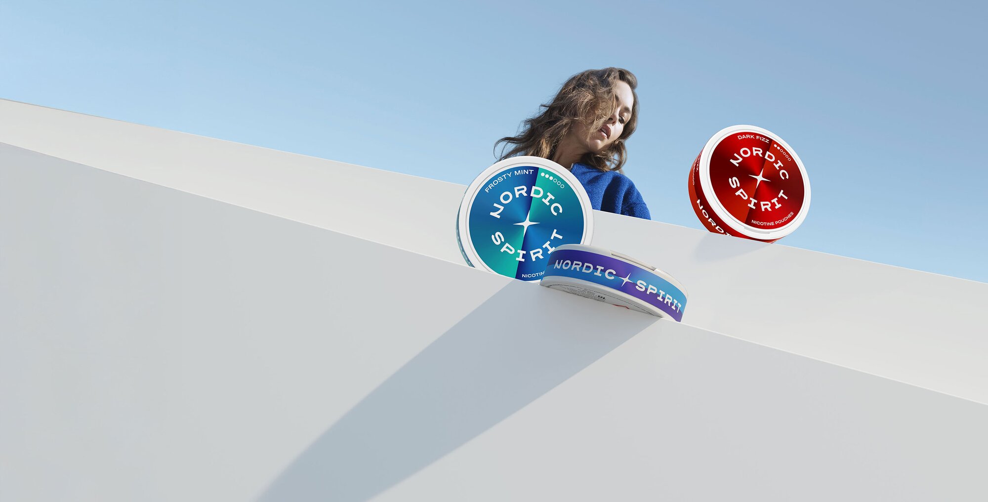 Žena dívající se na krabičky nikotinových sáčků Nordic Spirit