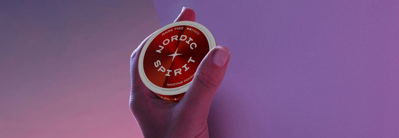 Ruka držící krabičku nikotinových sáčků Nordic Spirit (Dark Fizz Regular)