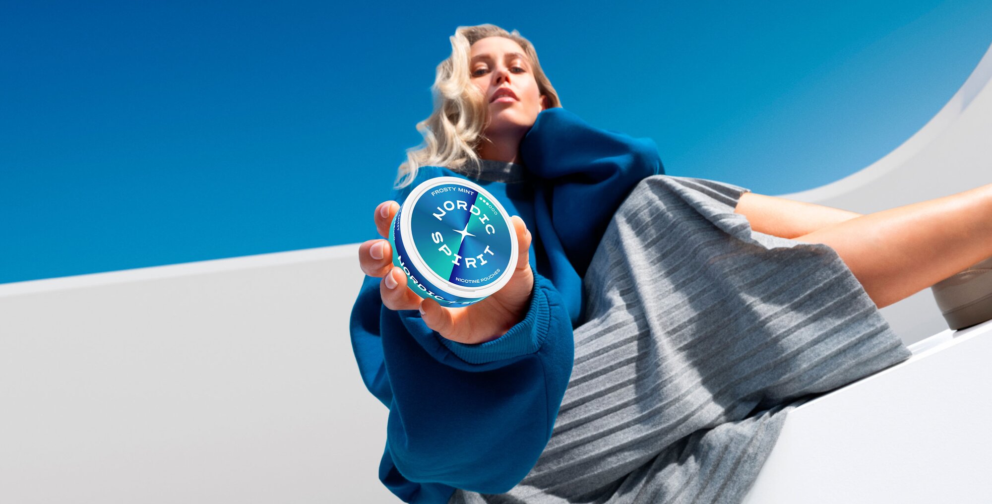 Žena držící krabičku nikotinových sáčků