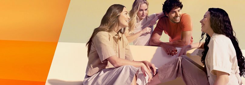 Skupina přátel, kteří si spolu povídají