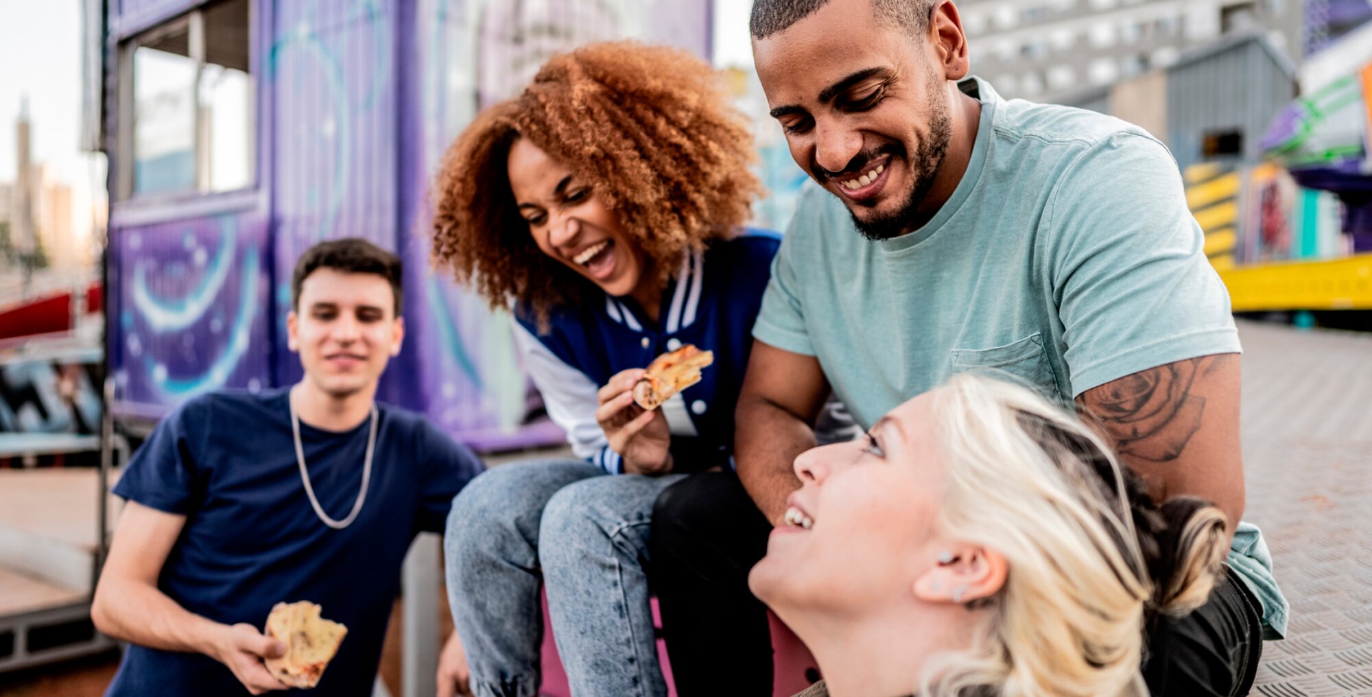 Skupina přátel hovořící o výhodách nikotinových sáčků