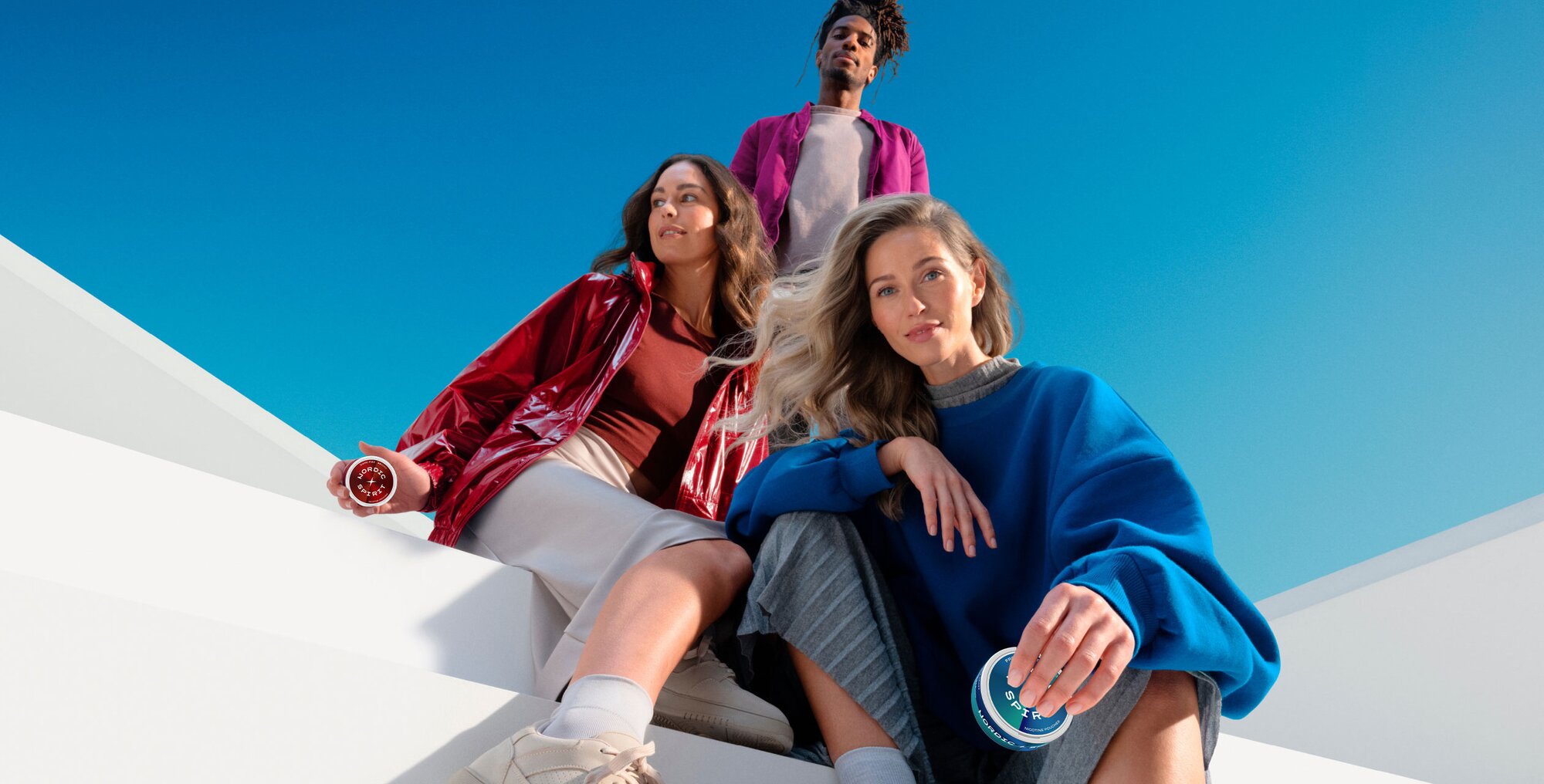 Skupina přátel obědvající venku