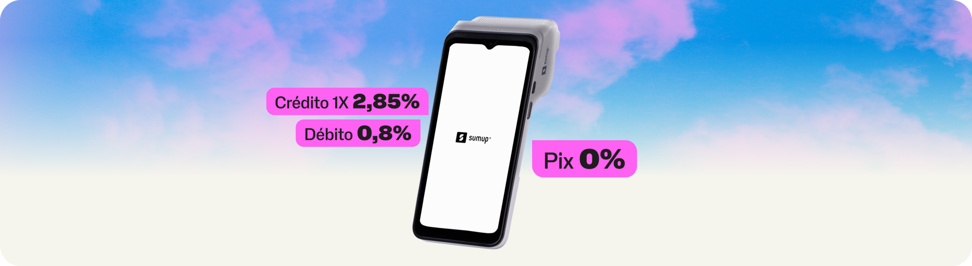 Celular com a marca SumUp em destaque sobre um céu azul e rosa, ilustrando as taxas de pagamento