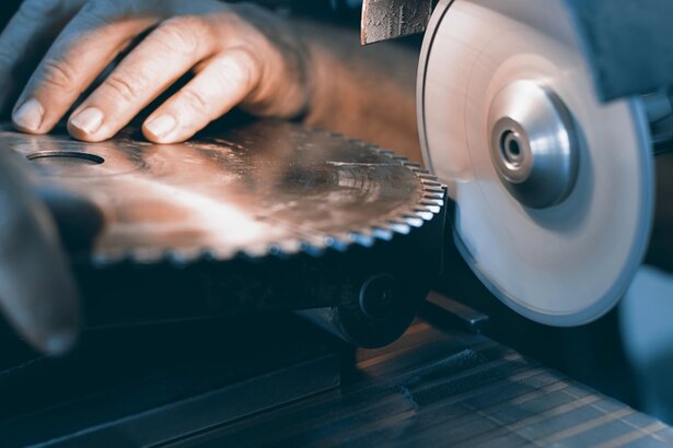 sharpening circular saw