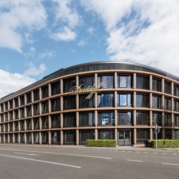 Beat Hauenstein standing in fron of the Oettinger Davidoff building. 