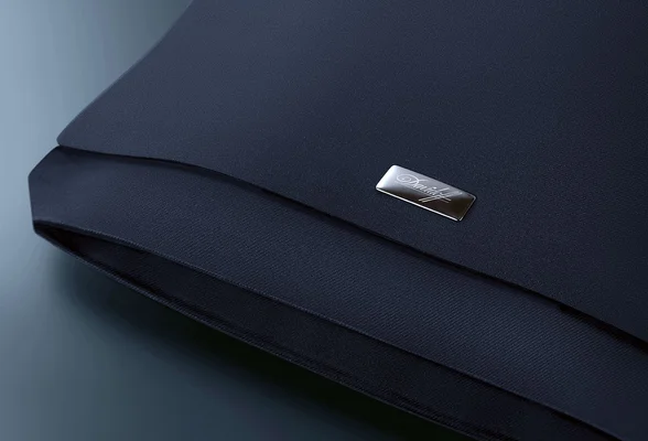A close-up of Davidoff Travel Humidor Business. A top view of the lid with the Davidoff logo.