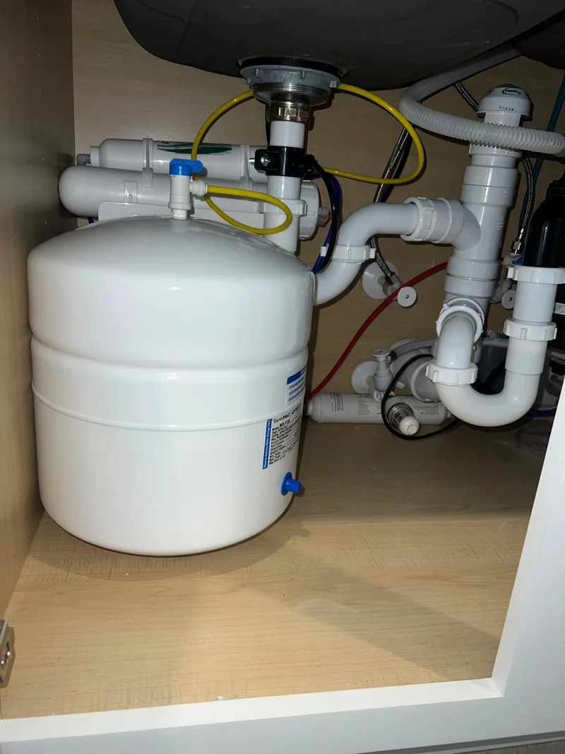 Under-sink reverse osmosis system with storage tank