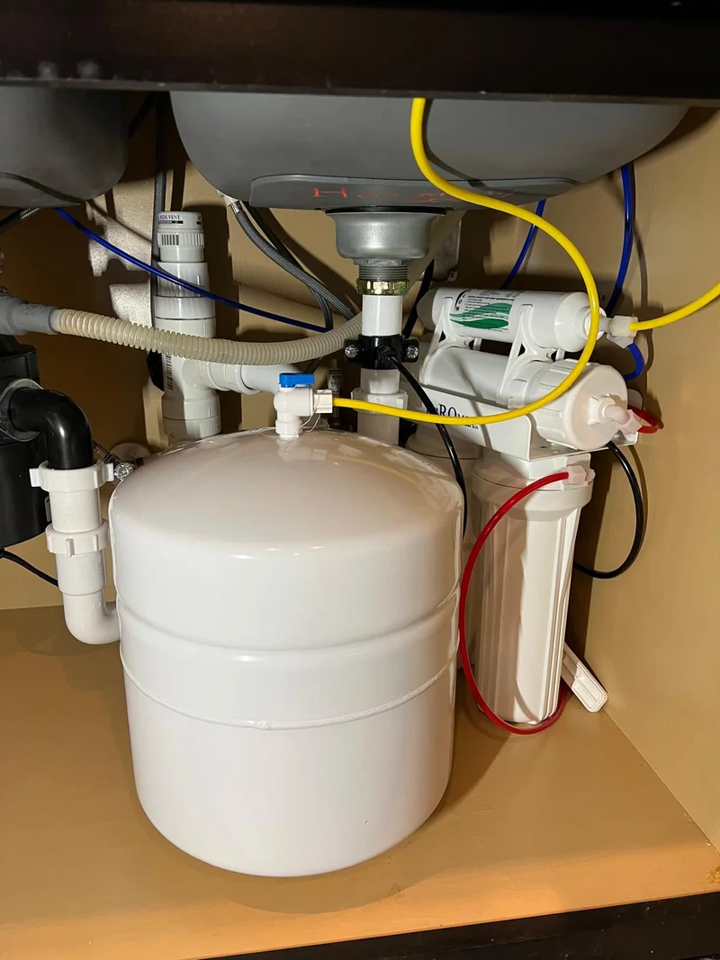 Under-sink water filtration system with multiple filter housings