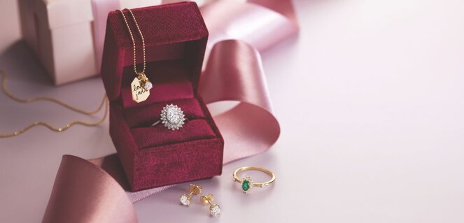 Collection of modern wedding bands in yellow gold, white gold, and platinum with textured designs by Wedding Bands & Co. in Chicago