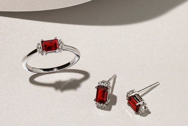 A garnet fashion ring and pair of matching earrings