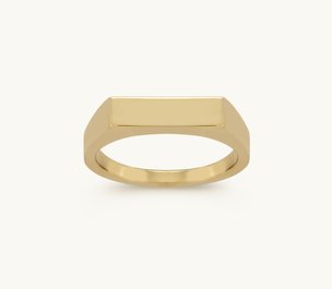 A plateau ring in yellow gold