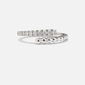 A diamond fashion band